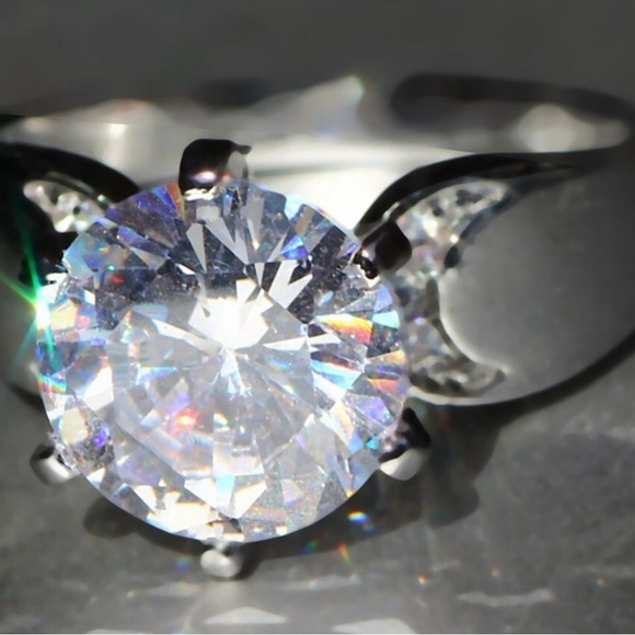 GORGEOUS WHITE SAPPHIRE RING - Picture 3 of 3